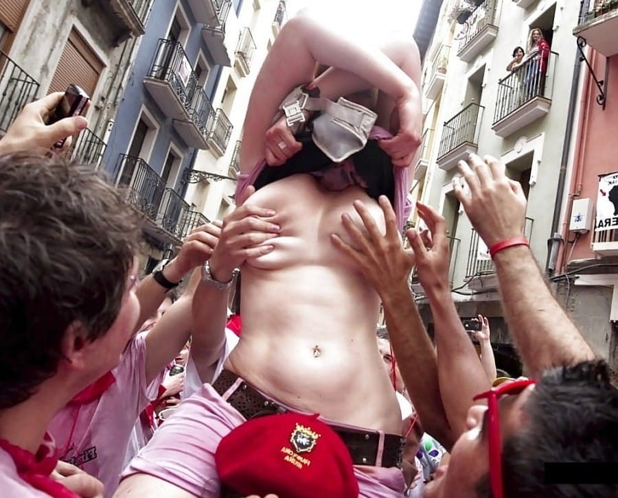 【動画】ワールドカップでおっぱいを出した女性、乳首を吸われたり揉みしだかれたりしてしまうｗｗｗ