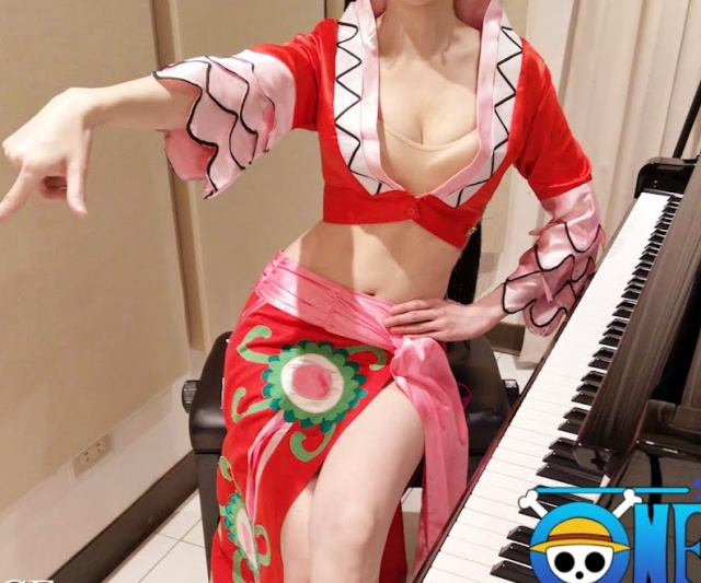 巨乳アニソンピアニスト《Pan Piano》が おっぱいを強調したコスプレ演奏で登録者60万人を突破ｗｗｗ【画像まとめ】