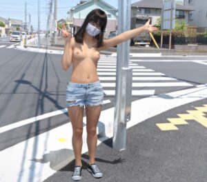 『自撮り女子 明菜ちゃん』自撮り女子がTwitterで露出画像を投稿！住宅街でおっぱい丸出し上裸チャレンジｗｗｗ