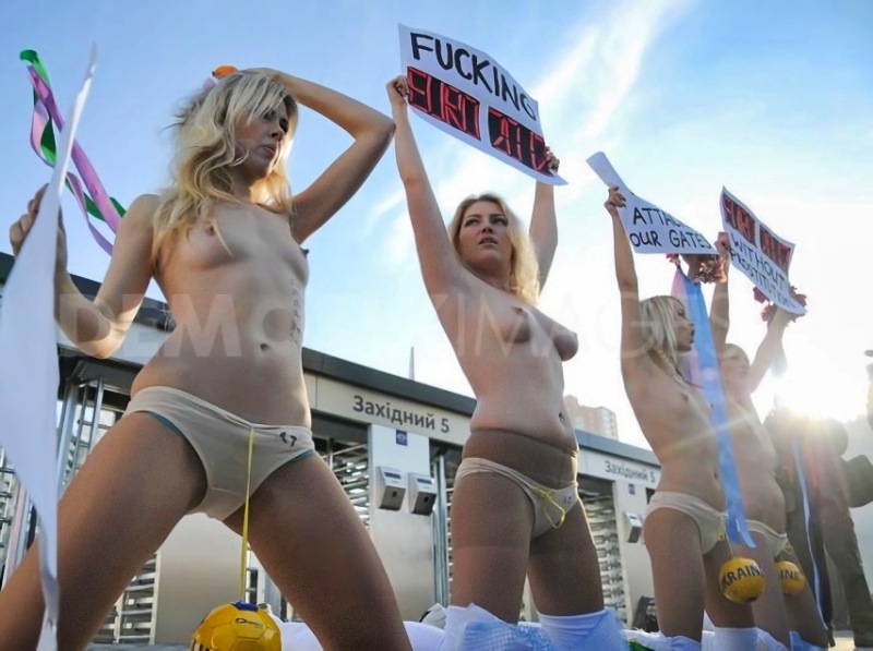 【画像まとめ】美女大国ウクライナで全裸の抗議団体が出現・・・何を抗議しているのか全くわかんないけど支持しますｗｗｗｗｗ