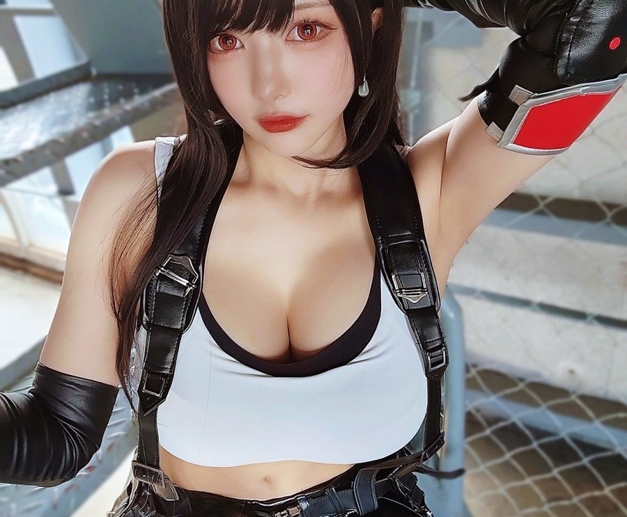 【画像】FF7のティファを再現したコスプレイヤーさん、ガチで”ホンモノ”を超えるｗｗｗｗｗ