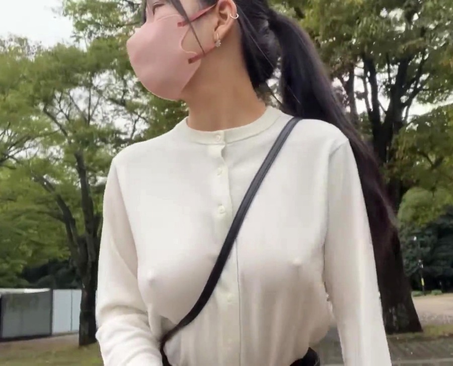 【動画】無名女YouTuber「ノーブラ乳首勃起で街を歩いたろ！」←136万再生ｗｗｗ