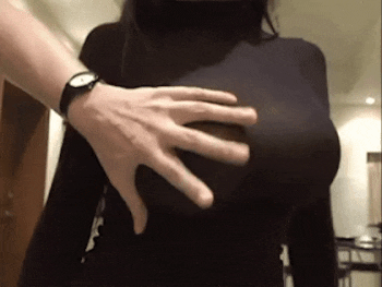 【画像】乳袋がパンッパンに張った女子さん、乳圧で服を変形させてしまうｗｗｗ