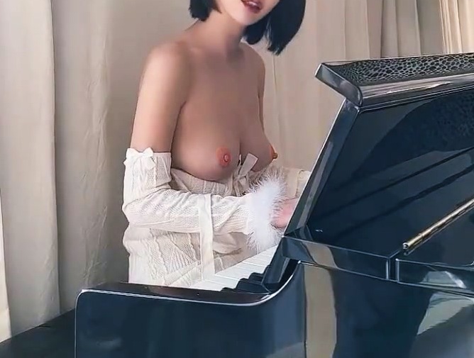 【動画あり】おっぱいピアノさん、普通に乳首解禁してしまうｗｗｗ