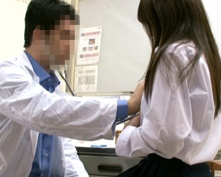 【動画あり】上級国民医師さん、健康診断で女子〇学生のおっぱいを揉みしだいてしまう・・・。