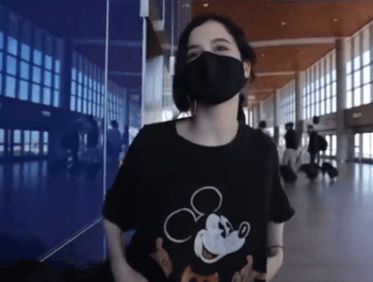 【悲報】空港でおっぱいを露出した女子大生、エロ過ぎて捕まるｗｗｗ（動画あり）