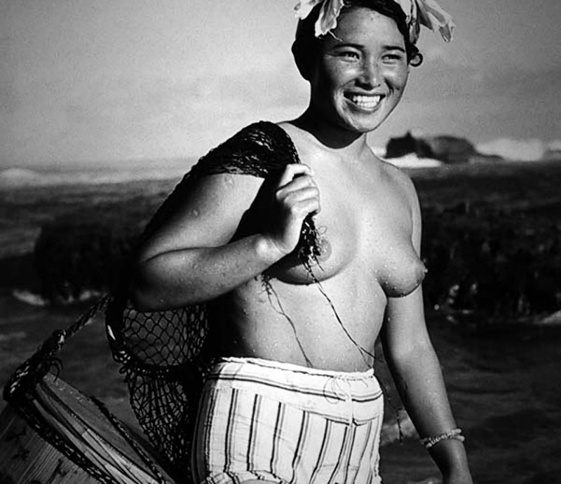 【画像】貴重なエロ画像。昭和の海女さん、普通におっぱい丸出しで漁に行くｗｗｗ