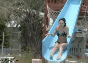 【動画あり】プールに飛び込んだ女の子、爆乳ポロリで男友達をガチ勃起させるｗｗｗ