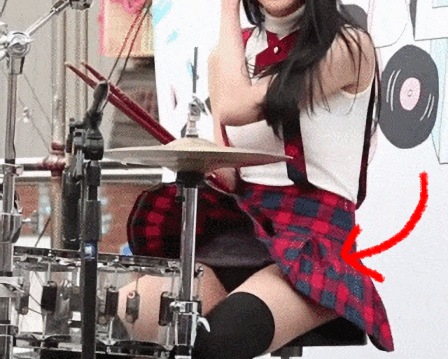 【画像】人気アイドルがライブでパンモロ事故、ファンをガチ勃起させてしまうｗｗｗ