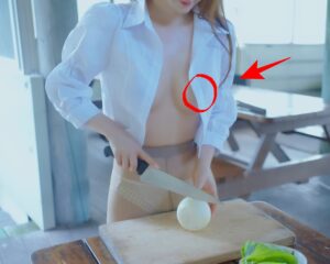 【動画あり】韓国YouTuberがほぼ裸でクッキング、乳首ポロリしてしまい350万再生ｗｗｗ