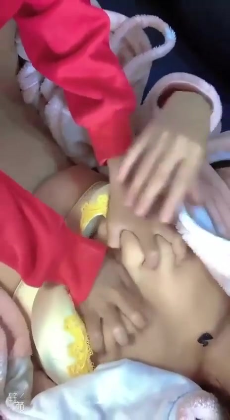 【衝撃動画】小学生のクソガキ、実の姉の身体を本能のままに揉みしだいてしまう・・・ – オカズランド