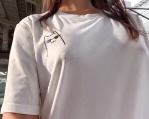 【動画あり】日本の駅構内で乳首ビンビンの女を発見。いつレ●プされてもおかしくない･･･