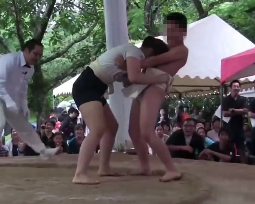 【動画あり】日本の男女混合の相撲大会。おっぱいを揉んでしまうラッキースケベが……のアイキャッチ画像