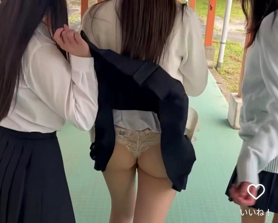 【GIF】女子高生のスカートめくり動画。中身がとんでもないと話題にｗｗｗ