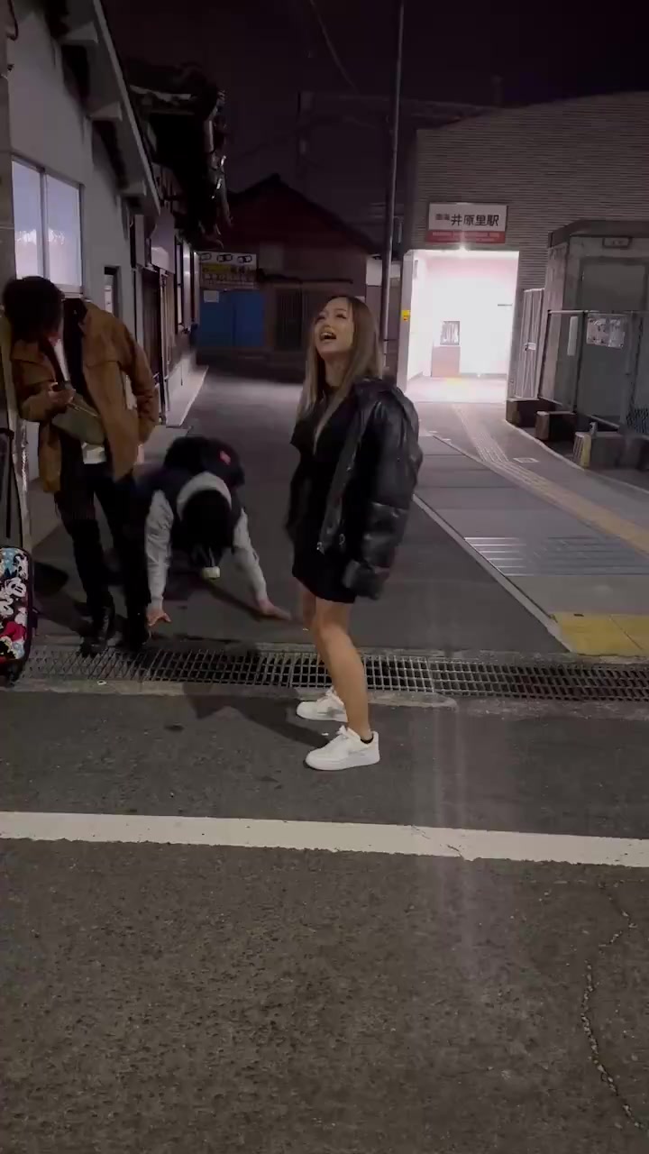 【動画あり】陽キャ女子、駅前で突然脱ぎ始めてイイ身体をタダで見せてしまうｗｗｗ – オカズランド