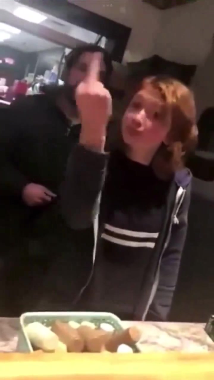 【動画】海外のレジバイトの女の子、客とのトラブルでおっぱいを見せつけるｗｗｗ – オカズランド