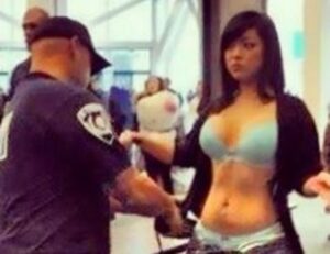 【ガチ動画】アメリカの警察官が ”身体検査” と称して女性の身体を触りまくる･･･
