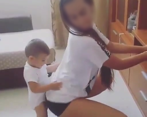 【※衝撃動画】3歳児のクソガキ、特権を活かしてJKの身体を堪能してしまう・・・