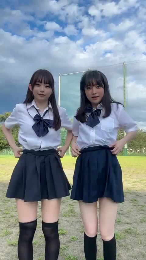 【動画あり】JKたちの間で流行ってる『ミニスカチキンレース』がエロい！パンツが見えるギリギリを攻めたメスが勝ちｗｗｗ – オカズランド
