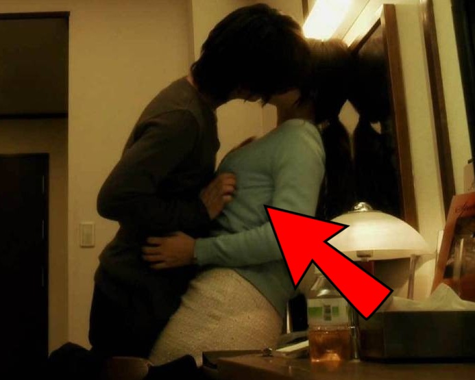 【放送事故】ドラマの濡れ場で興奮してこっそり胸揉み、下半身が勃起しちゃったシーン