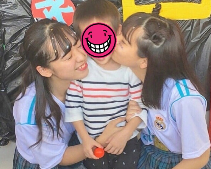 【動画】クソガキさん、女の子2人に前後から密着サンドイッチされてご満悦😡