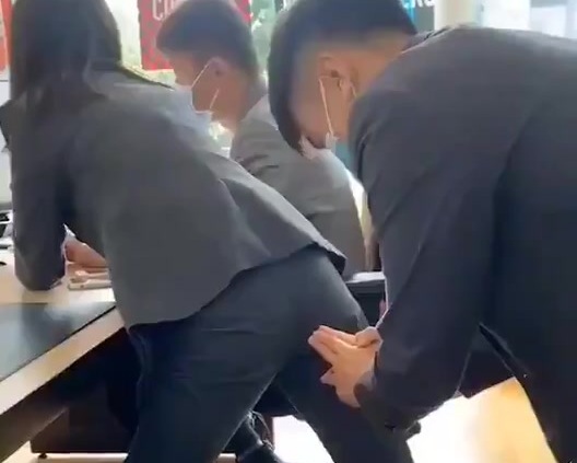 【動画あり】油断した美女さん、隙だらけの穴に挿入されてしまう･･･