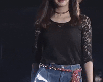 【GIF】天然モノの巨乳おっぱい、バルンブルン揺れて偽物に格の違いを見せつけるwww