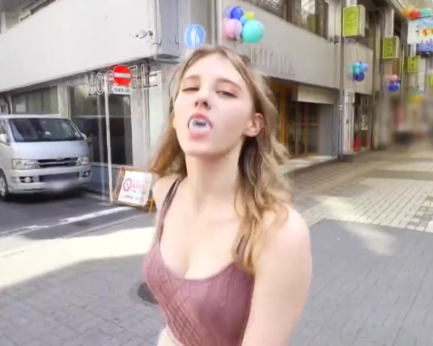 【衝撃】アメリカ人女性「日本大好き❤精子を口から垂らして東京観光した❤」←えぇ･･･（動画あり）
