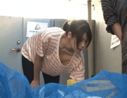【ラッキースケベ】なぜ女さんは胸元ガバガバの服を着るの?もっと胸チラ警戒しなよwww(動画あり)