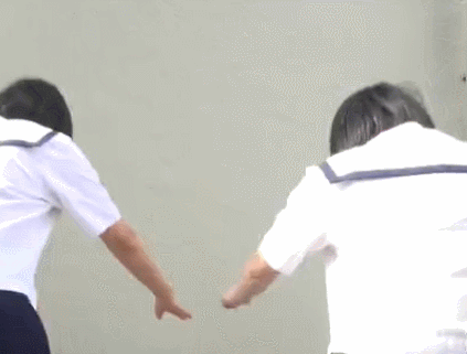 【GIF】女子校生たちがノーパンで逆立ちするおふざけ動画が流行るw