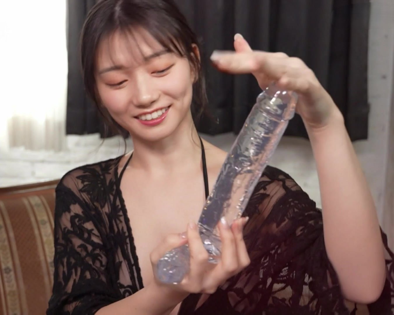 【動画あり】人気AV女優さん、モンスター級の巨根軍団と対戦 ⇒ 心配になるほど潮を吹き散らすwww
