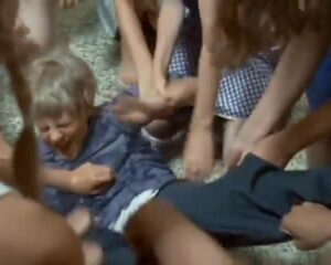 【ガチ】女の子集団「おいオタク！チンポ見せろよｗ」⇒羽交い締めされてズボン剥ぎ取られるイジメ動画が話題！