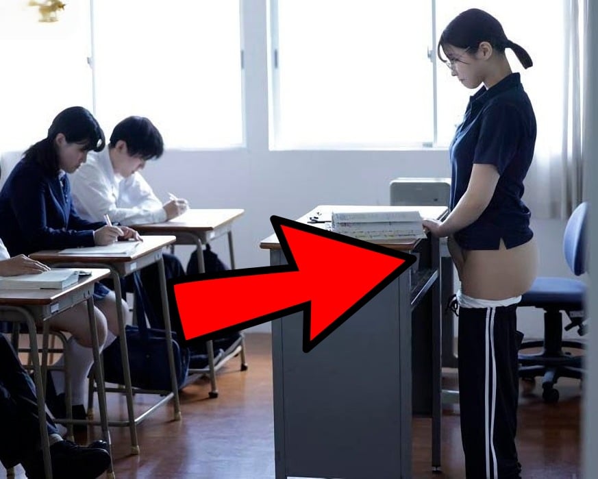 【画像】ウチの高校の女教師さん、授業中にこっそり下半身を露出してしまう･･･