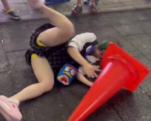 【動画】地雷系トー横キッズ、路上ではしゃいでパンツを見せてしまうｗｗｗ
