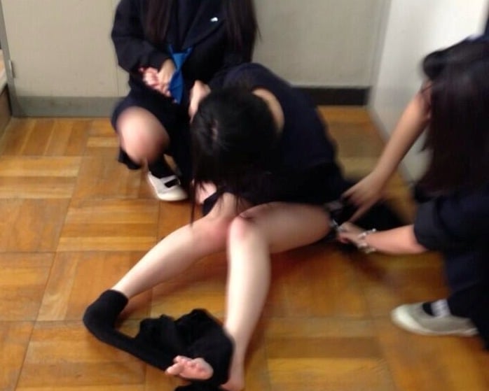 【画像】女子高生「アタシらの太ももムチムチ♡すぎ！ｗインスタに載せちゃえ！！」ﾊﾟｼｬｯのサムネイル画像