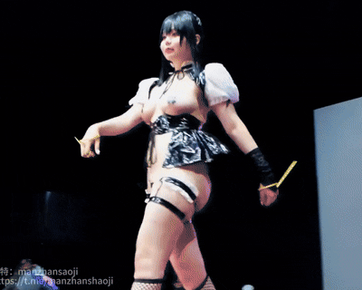 【動画あり】台湾のコスプレイベント、ほぼ全裸の女が現れカメラ小僧が大興奮www