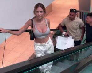【動画】白人美女さん、街中でおっぱいを大暴れさせてしまうｗｗｗ